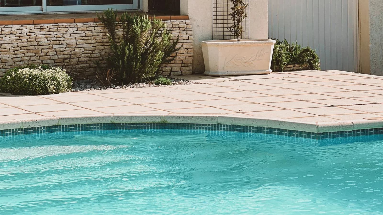 Piscina interrata nel cortile di una casa