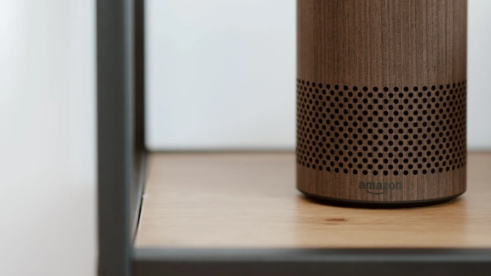Diffusore audio con finitura in legno su un ripiano