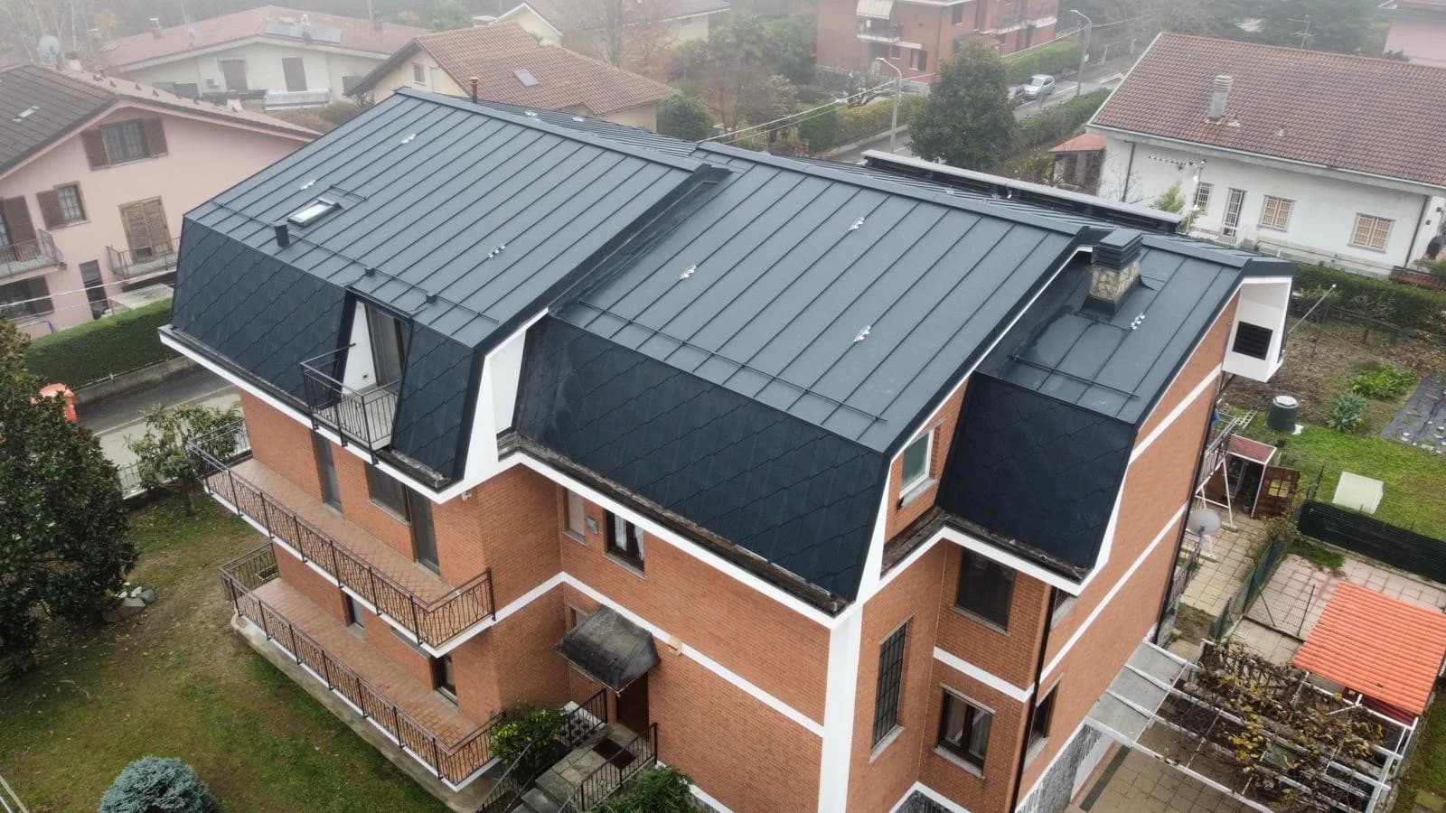 La copertura completata e i rivestimenti della mansarda