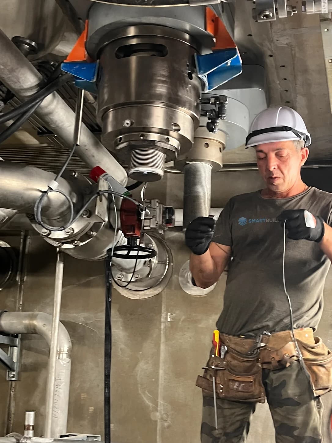 Un tecnico al lavoro sui componenti meccanici