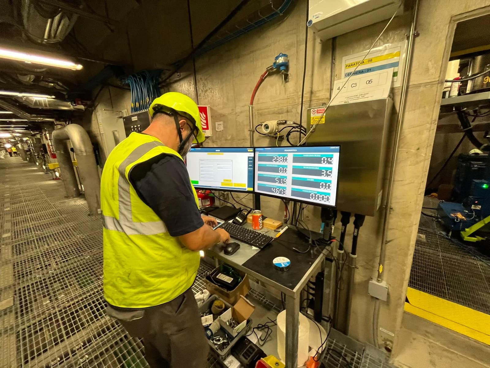 Un operatore alla postazione di controllo nell’area tecnica