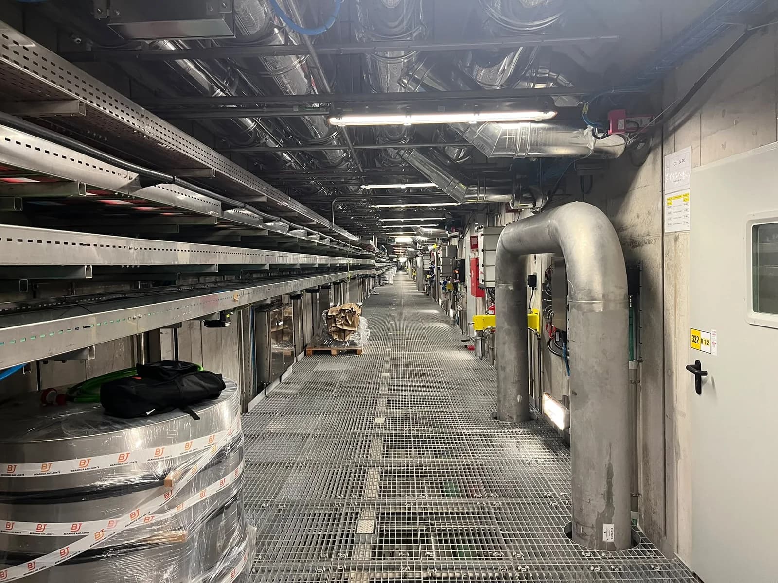 La galleria tecnica con passerelle e tubazioni