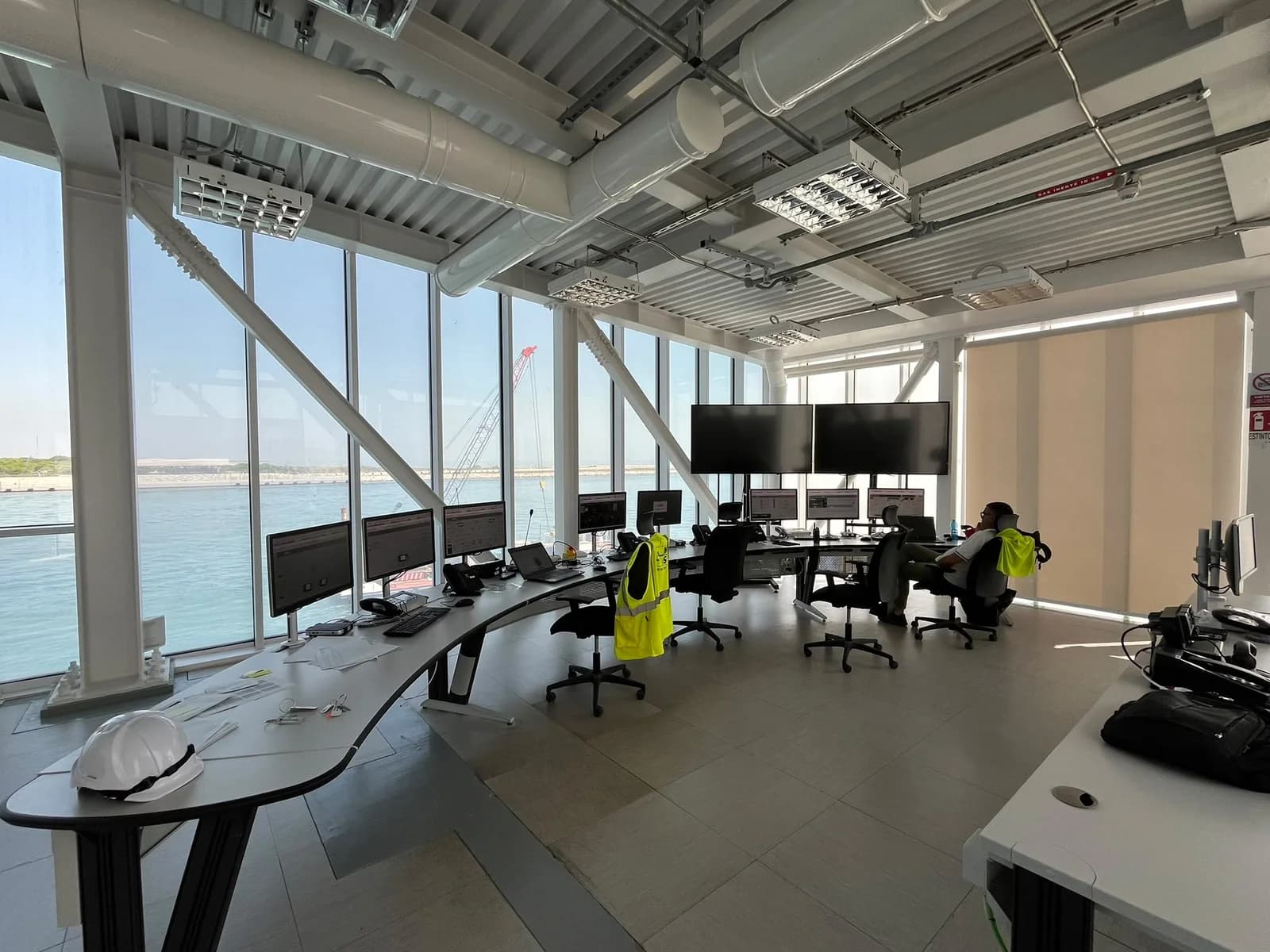 La sala con le postazioni di controllo e vista sulla laguna