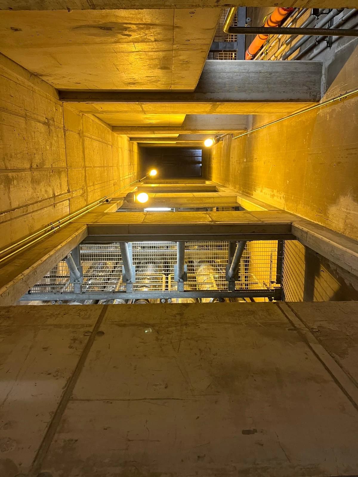 Vista verticale del vano tecnico con passerelle e tubazioni