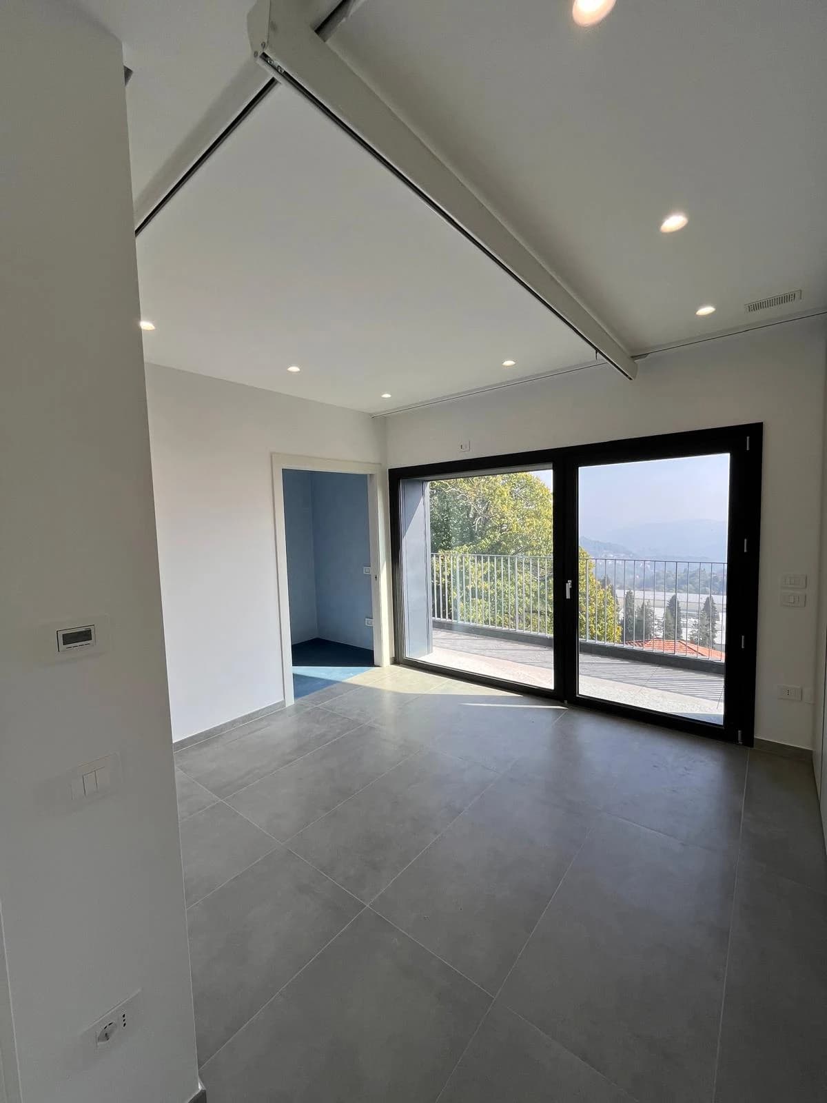L’ambiente rinnovato con vetrata e accesso al terrazzo