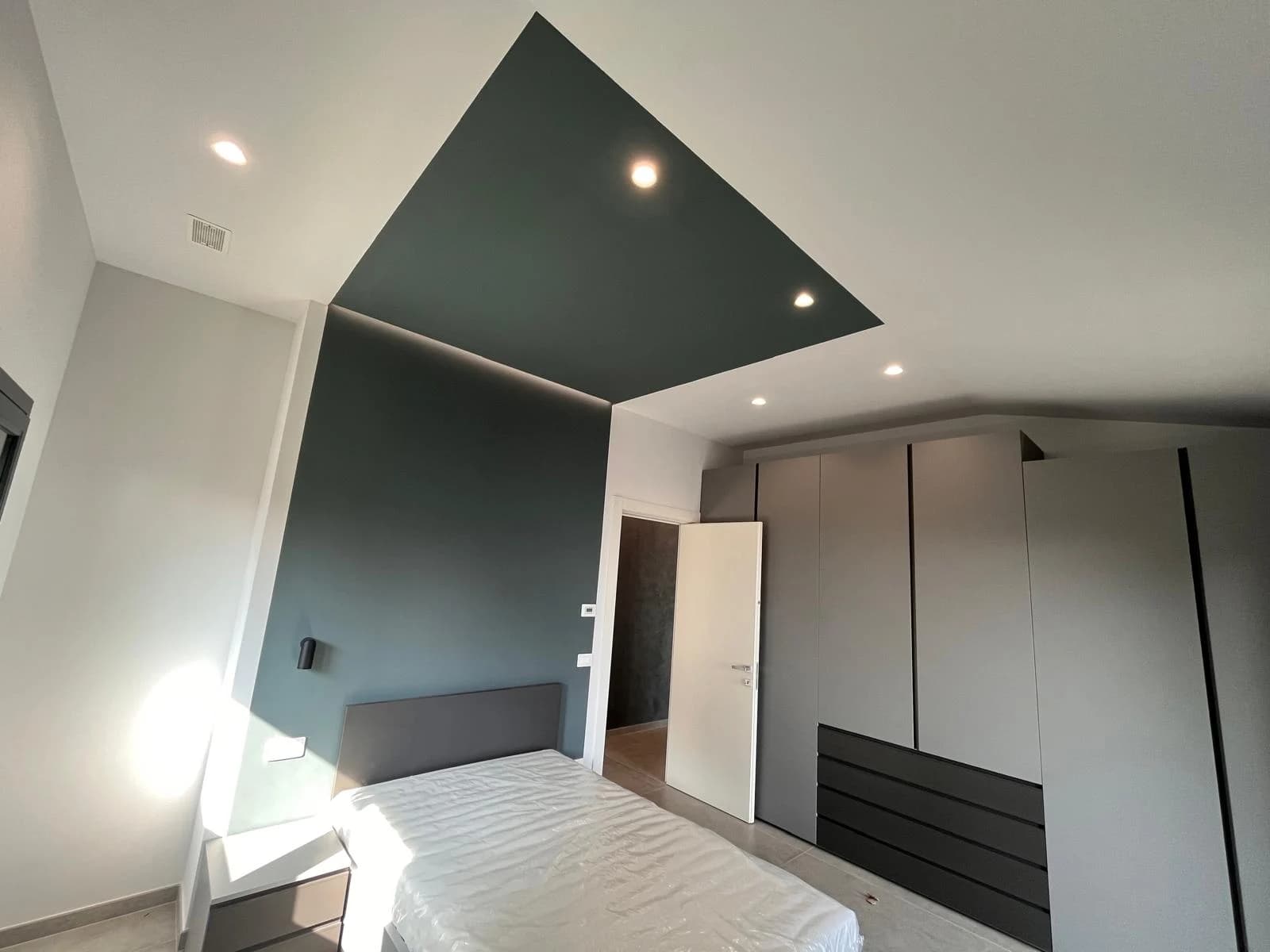 La camera da letto con armadio e illuminazione integrata