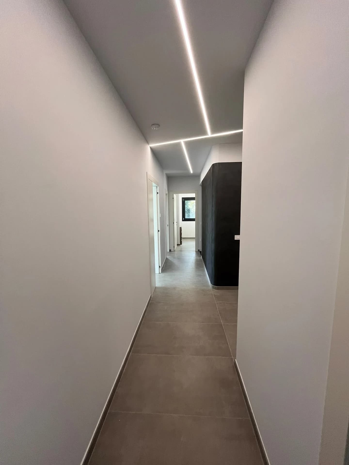 Il corridoio con illuminazione lineare integrata nel soffitto