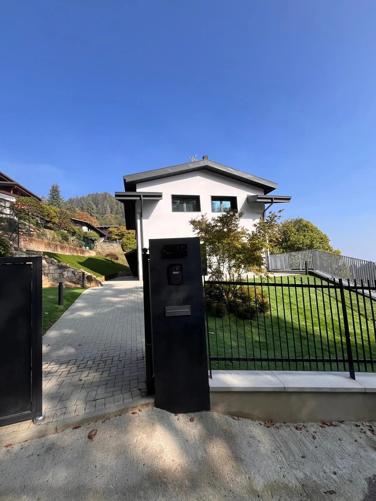 L’ingresso della villa ristrutturata, con vialetto e giardino