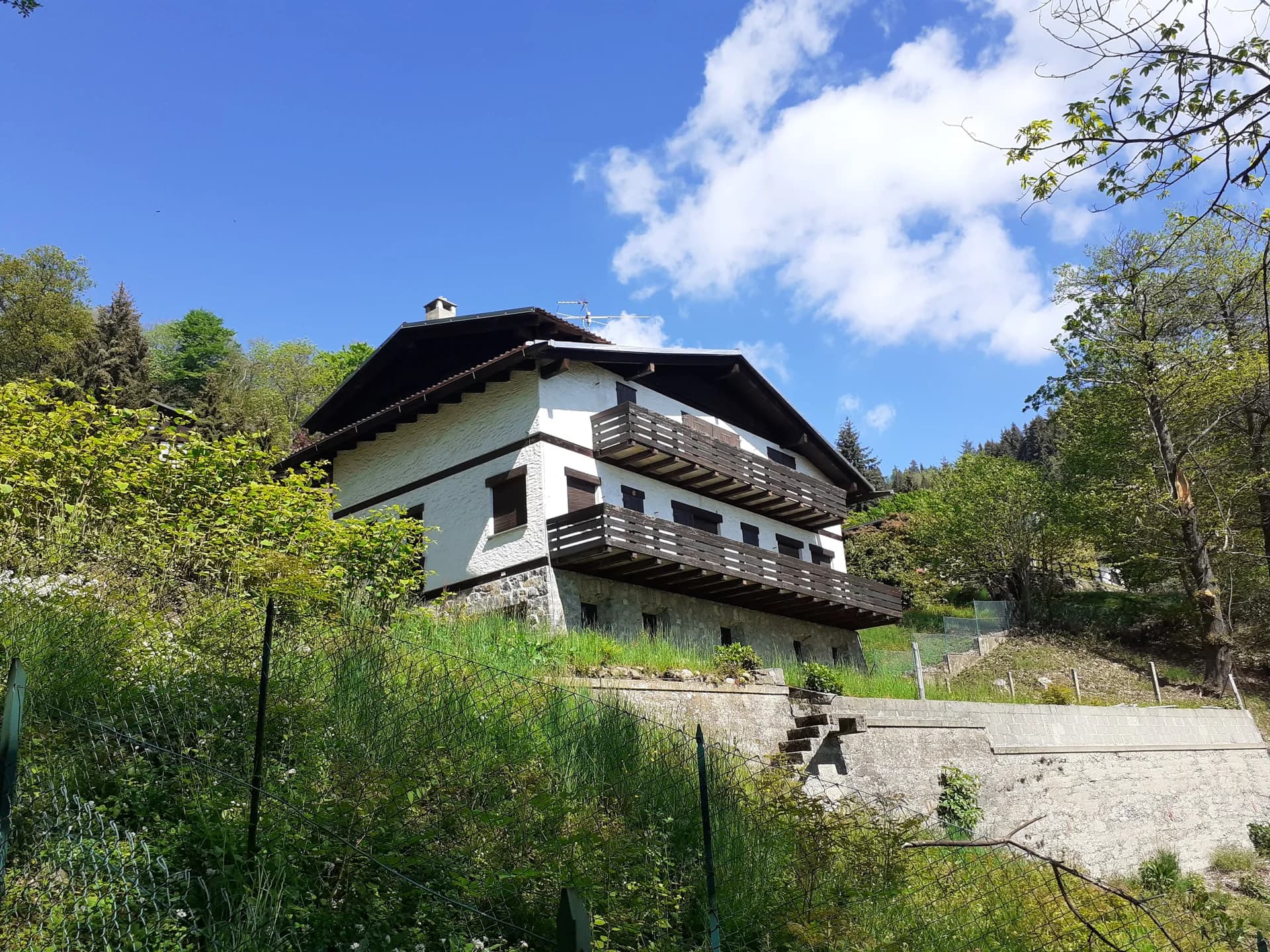 L’edificio prima della ristrutturazione, visto dal giardino
