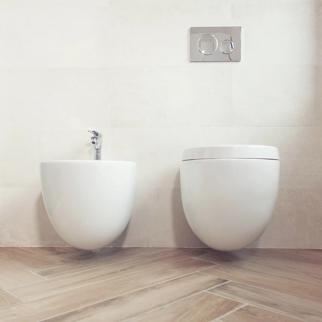 Il bagno con sanitari sospesi e rivestimenti chiari