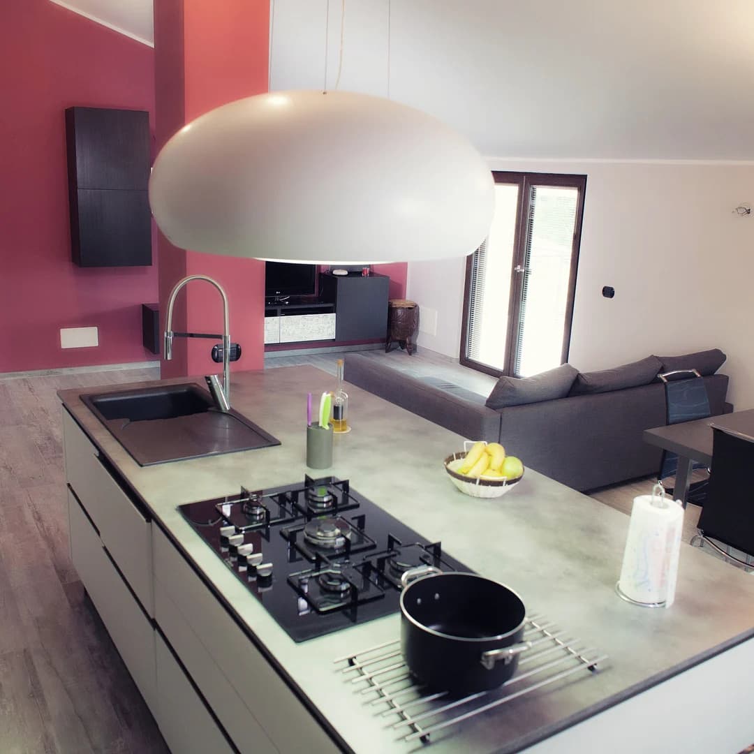 La cucina con penisola affacciata sul soggiorno