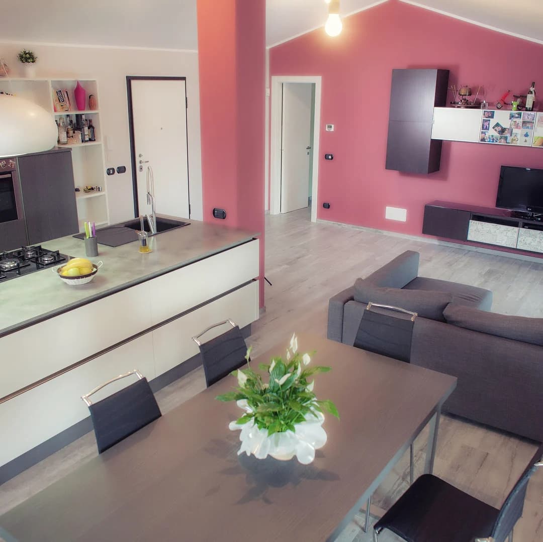 Zona giorno a Torino con tavolo da pranzo, cucina aperta e soggiorno