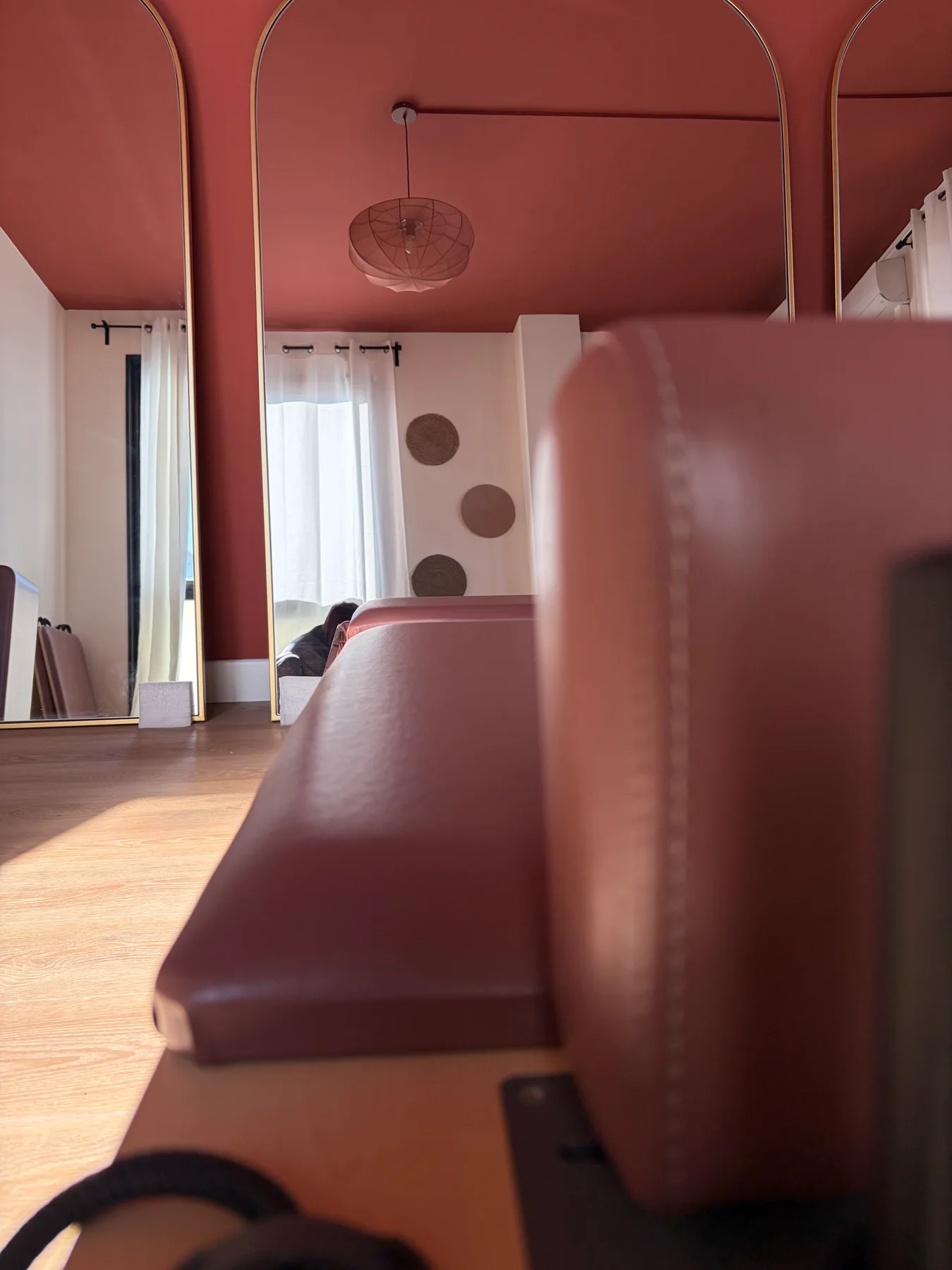 Dettaglio delle attrezzature nella sala con soffitto rosa