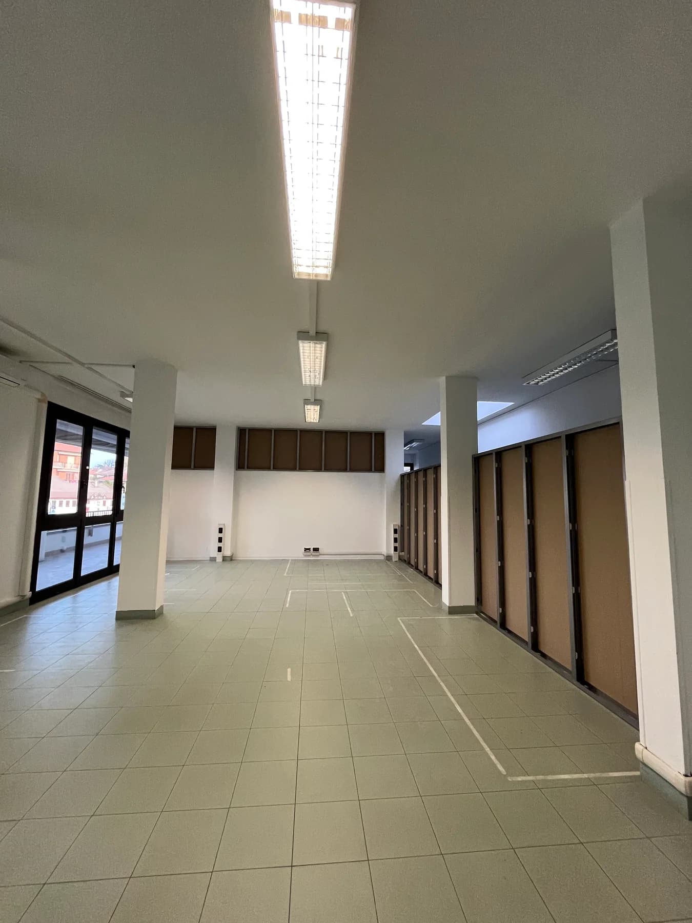 La sala dello studio prima dei lavori, con le partizioni interne esistenti