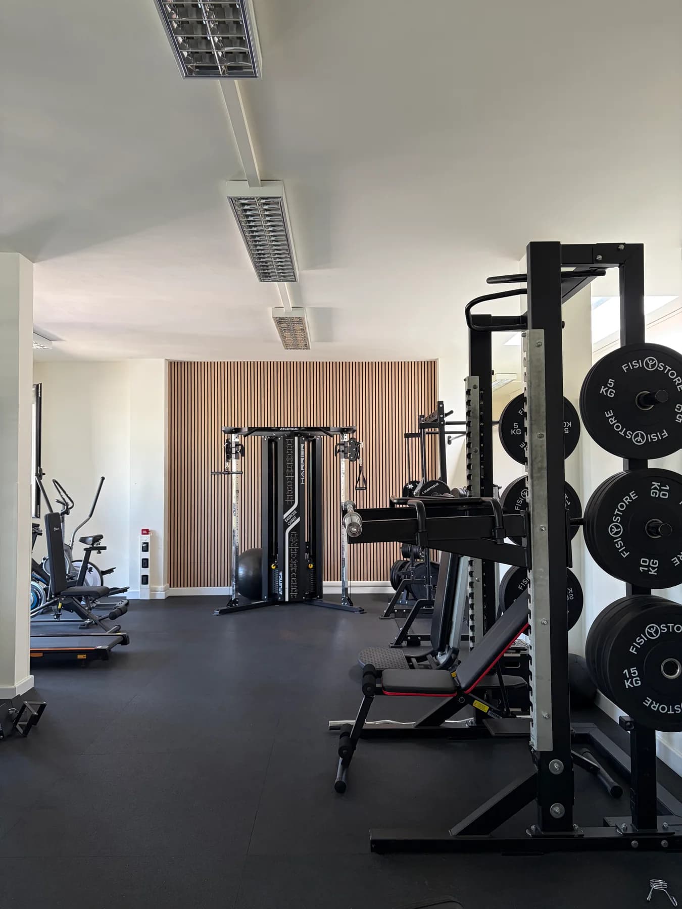 La sala con attrezzature per l’allenamento e pavimento scuro