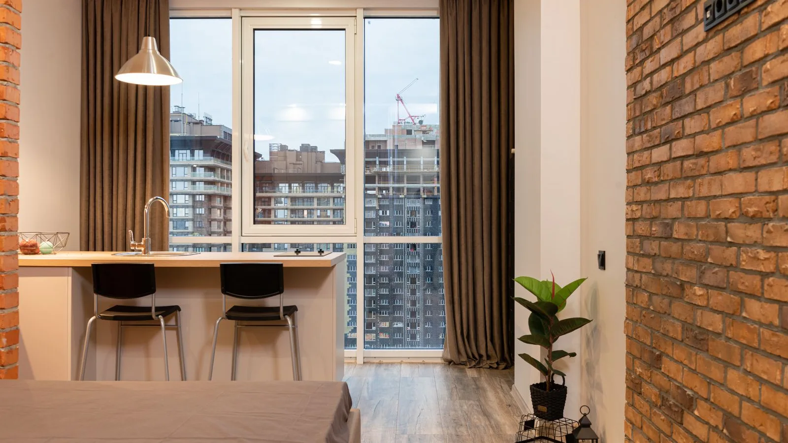 Monolocale arredato con zona notte, cucina e grande finestra