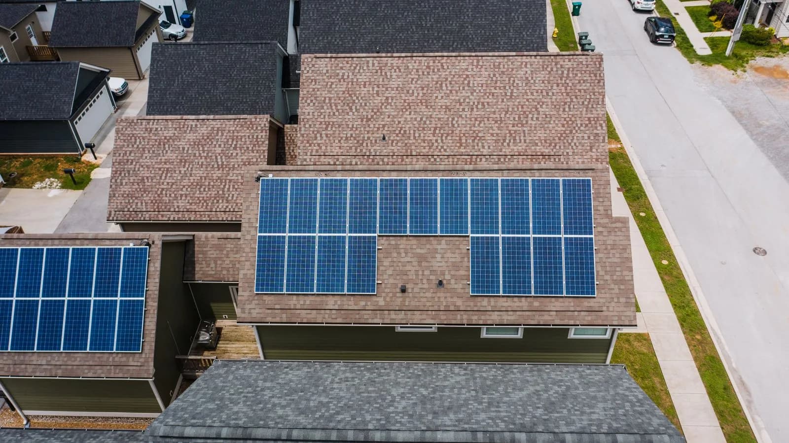 Pannelli fotovoltaici installati sulle falde di un tetto residenziale
