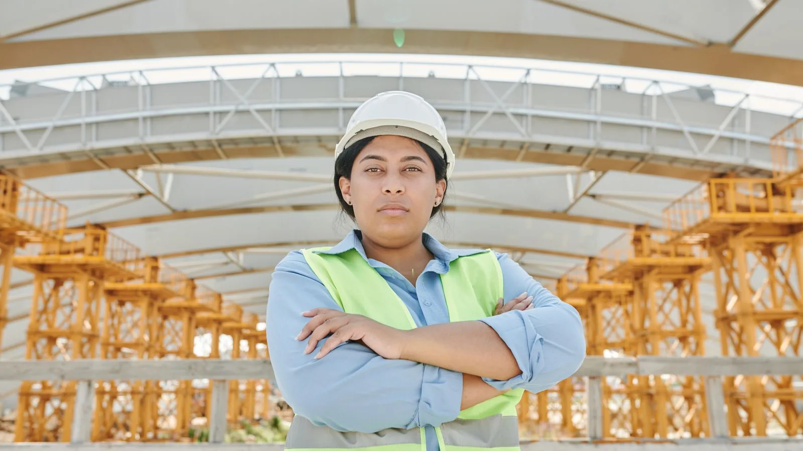 Professionista in cantiere con casco e gilet ad alta visibilità